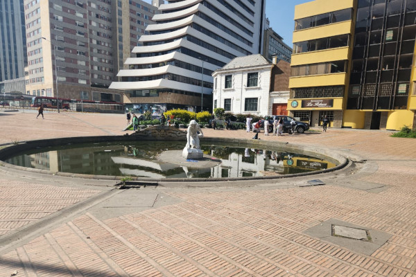 Personal de varias entidades recuperaron La Rebeca, una estatua ubicada en el centro de Bogotá hace casi un siglo.