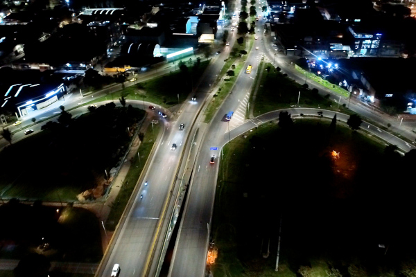 Calle 170 con Autopista Norte costado oriental. Imagen aérea que refleja el cambio en la iluminación pública de este corredor en el que se instalaron en total 699 luminarias en tecnología led.