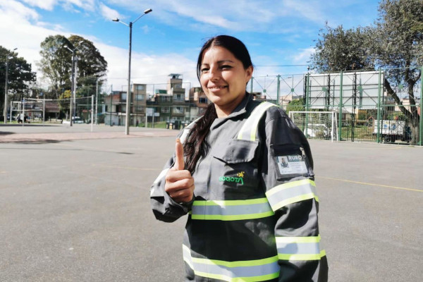 Recicladora de oficio con uniforme nuevo entregado por la UAESP.