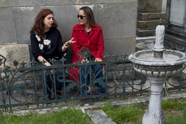 Historiadora y periodista dialogando