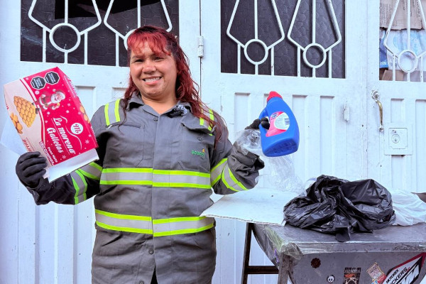 Recicladora con materiales aprovechables en la mano 