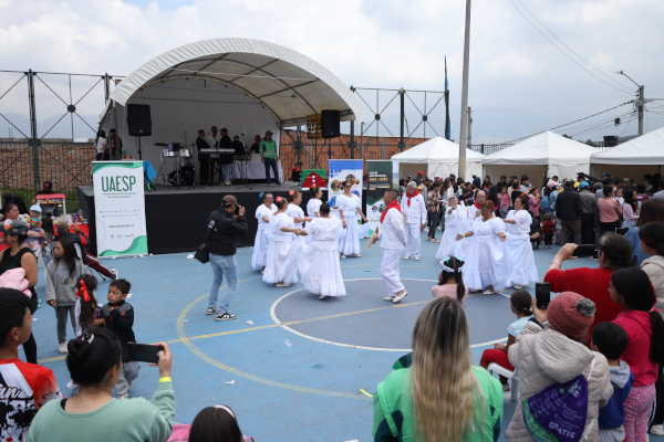 El grupo de danza Realmente Campesinos hizo una presentación que alegró a los asistentes al evento.
