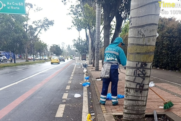 Operario de barrido atendiendo el perimetro del Parque Metropolitano Simón Bolívar.