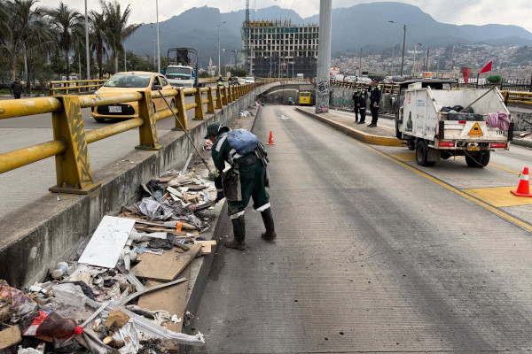Operarios de barrido y Cazaregueros rocgiendo residuos en el deprimido de la calle sexta.