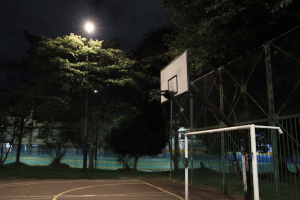 Imagen del Parque San Marcos de Engativá, ubicado en la Calle 65B con Carrera 83. En este espacio deportivo se instalaron nuevas luminarias para ampliar el servicio de alumbrado público y garantizar a los habitantes de la localidad un acceso más seguro a canchas, senderos peatonales y demás espacios.