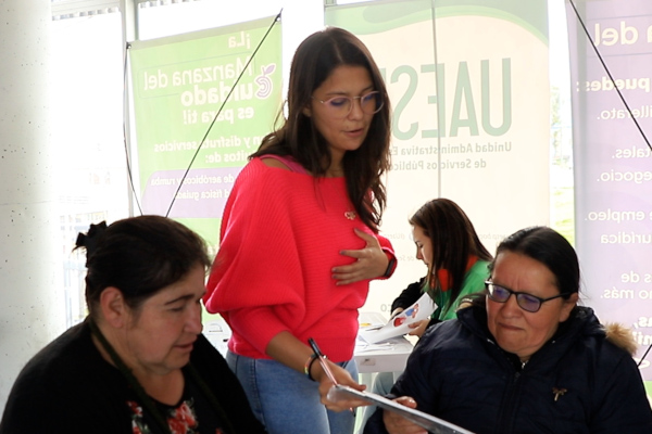 Funcionaria de la UAESP habla con dos mujeres de Mochuelo Bajo.