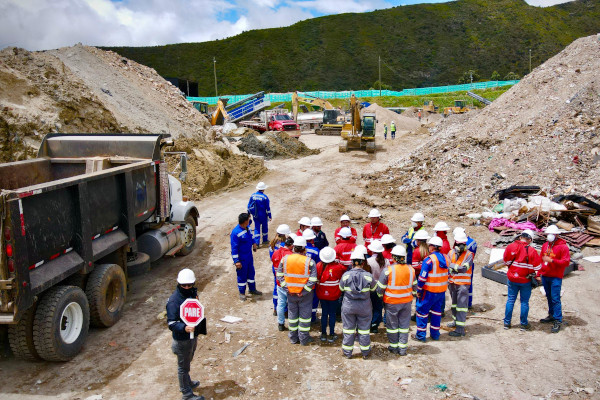 Equipo de la UAESP y Equipo de RPCC en la planta de RPCC. 