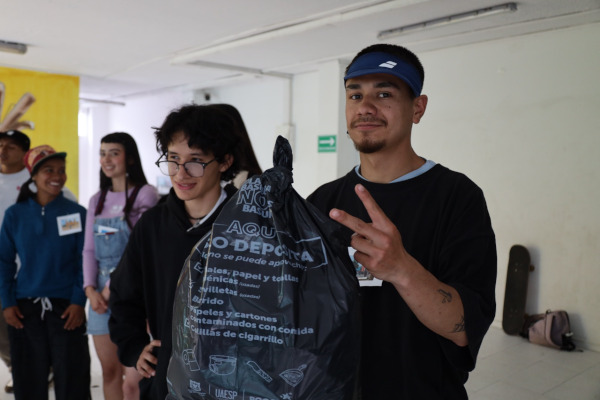 Jóvenes participan en una jornada pedagógica y artística