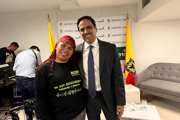 Recicladora con el director 