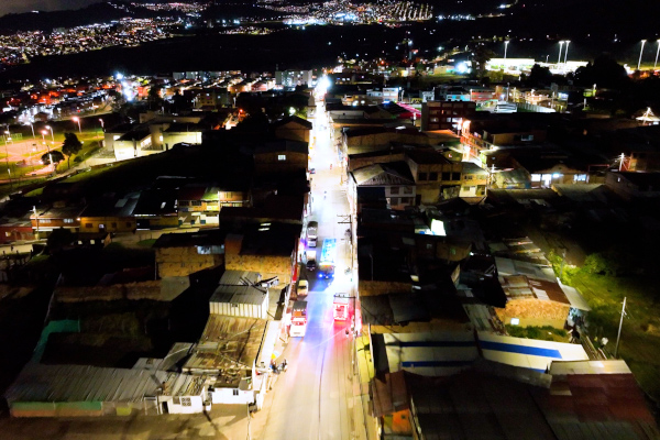 Moderno alumbrado público en la Avenida Caracas, desde el Portal de Usme hasta Usme Pueblo.