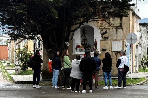 Visitantes orando 