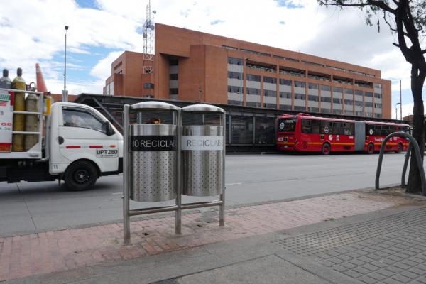 Así va la instalación de las nuevas canecas de Bogotá