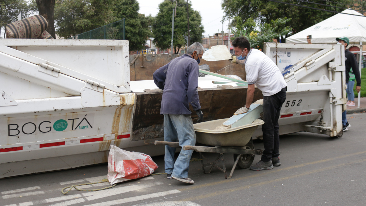 Ciudadanos depositan residuos de construcción en un Ecopunto instalado en la Uaesp.