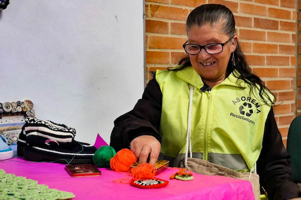 3 mujeres que trasnforman la basura en arte