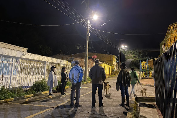 Habitantes de la vereda Nazareth en Sumapaz y gestores de la UAESP verificando el nuevo alumbrado público.