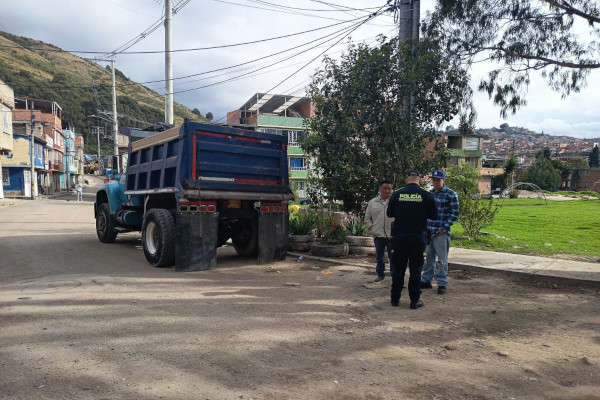 Policia imponiendo multa