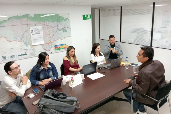 Profesionales de la UAESP y Veeduría Distrital reunidos en una sala de reuniones.