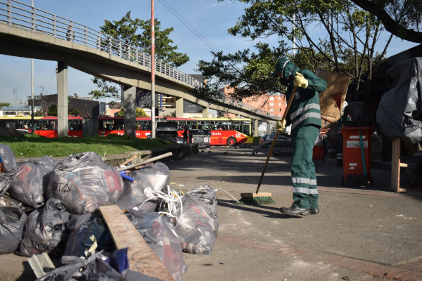 Operario de aseo recorre las calles de la ciudad.