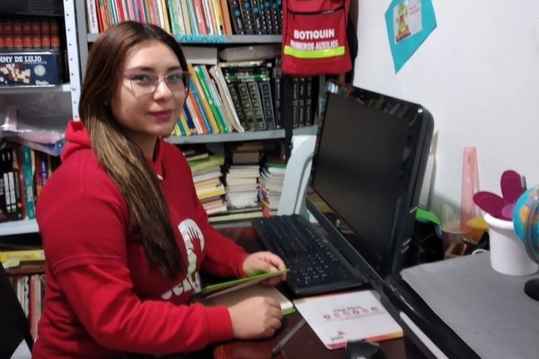 Leidy Ruiz Martínez vive en Mochuelo Bajo, joven comprometida con los procesos comunitarios de su territorio. Cursa noveno semestre de Psicología en la UNAD. 
