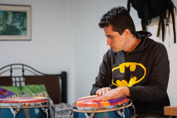 Juan Camilo Hidalgo vive en el Barrio Chuniza de Usme y cursa octavo Semestre de Artes Musical, en la Universidad Distrital