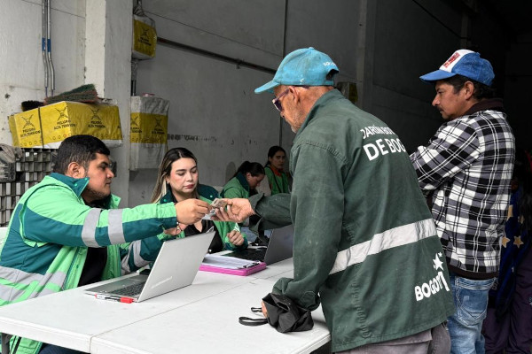 Recicladores durante la entrega registrando la asistencia 