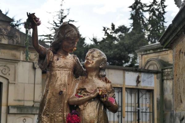 La escultura de las Hermanitas Bodmer en el Cementerio Central