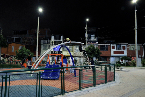 Un grupo de jóvenes y adolescentes disfrutan de los juegos del Parque Marruecos luego de la nueva iluminación con la que cuenta este espacio deportivo y recreativo ubicado en la Calle 49C Sur con Carrera Quinta i.