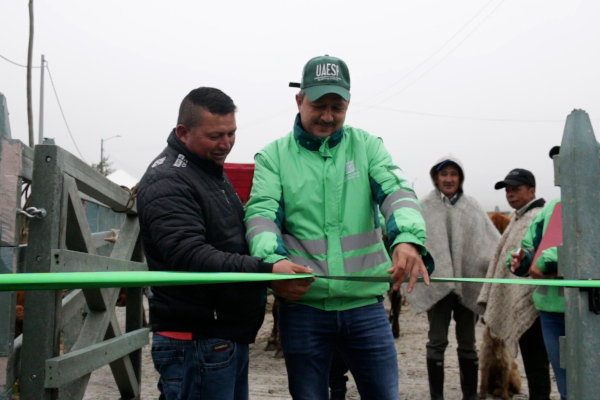 Fredy Aldana, subdirector de Disposición Final, cortó la cinta para inaugurar los corrales pecuarios en Mochuelo Alto.