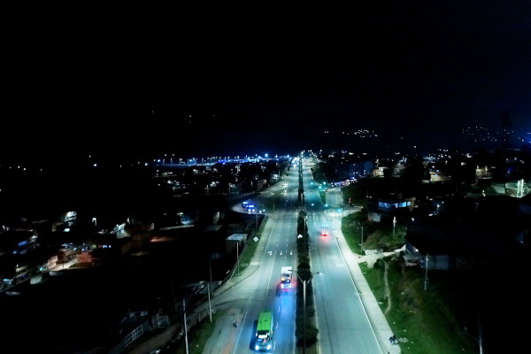 Panorámica aérea de la Vía Al Llano con Calle 114 Sur en los barrios Brisas del Llano y Puerta al Llano. Separadores, andenes y puentes peatonales mejor iluminados con luminarias tecnología led. 