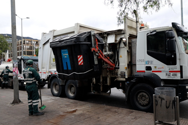 operarios de aseo barren, lavan y atienden las calles de la ciudad todos los días. 