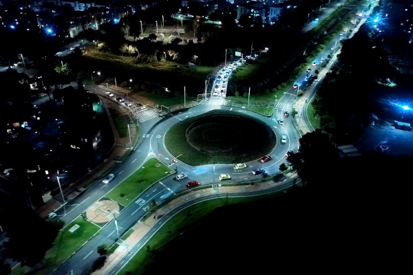 Imagen aérea de la glorieta de la Calle 153 con Carrera 15. La Calle 153 se intervino el alumbrado público desde la Carrera Séptima hasta la Avenida Boyacá con un total de 420 nuevas luminarias led. 