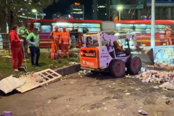 Maquinaria recogiendo residuos 