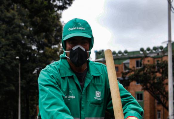 Operarios de aseo de Bogotá estrenan uniformes