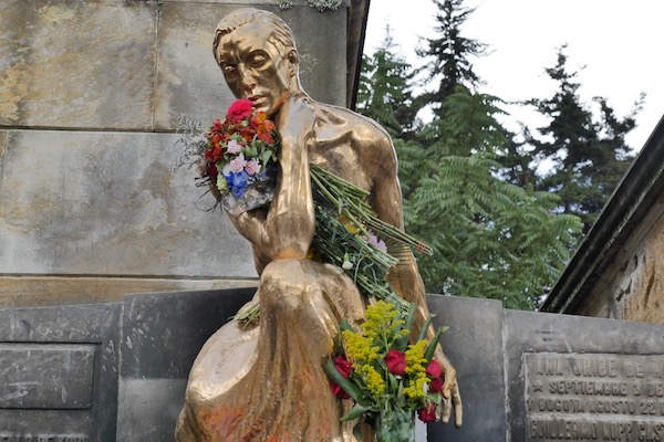 El fundador de Bavaria descansa  en el Cementerio Central