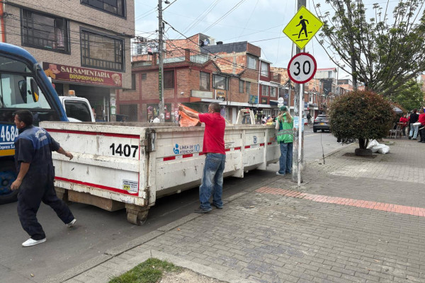 Ciudadanos disponiendo residuos especiales en el Ecopunto.