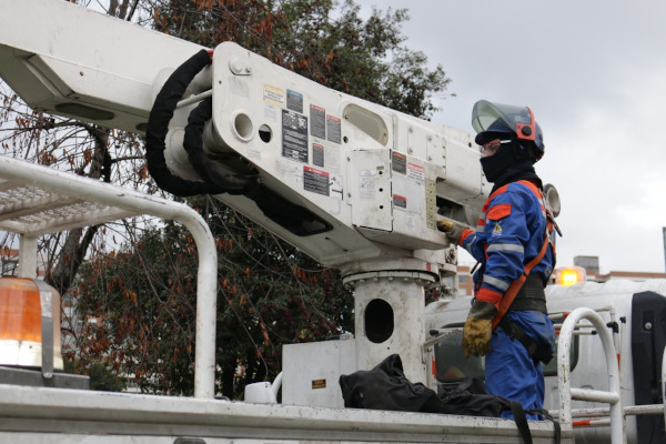 Operario de Enel Colombia, realiza maniobras en un vehículo operativo, para realizar la instalación de uno de los dispositivos o nodo del nuevo sistema de Telegestión en el parque del barrio Nuevo Techo II de la localidad de Kennedy, sur-occidente de Bogotá.
