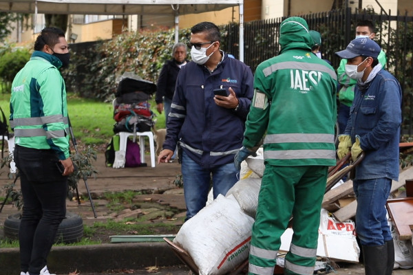 Operarios de las empresas de aseo recorren a diario las calles de la ciudad. 