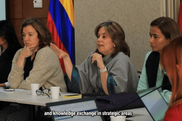 Directora de la UAESP acompañada de la Consejera de Relaciones Internacionales saludando al auditorio.