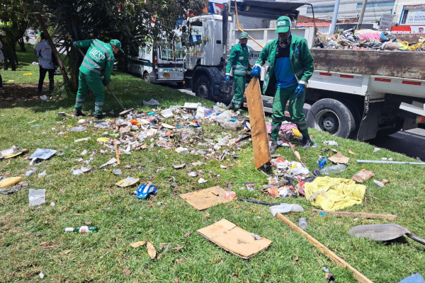 Operadores de aseo de Bogotá recogen residuos abandonados en los separadores viales de la Autopista Norte entre calle 116 y 183