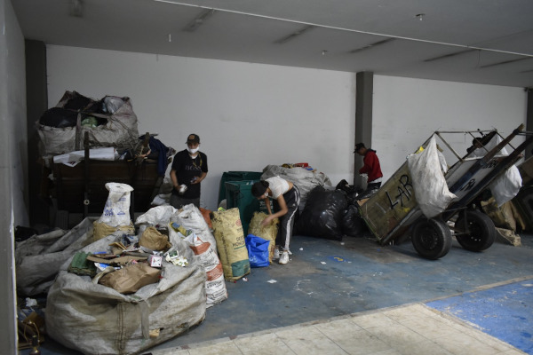 Carreteros clasificando material aprovechable en un Centro Transitorio de Cuidado al Carretero -CTCC-.