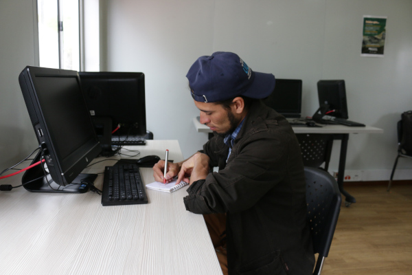 Alejandro Martínez, estudiante beneficiado del convenio educativo, quiere ayudar a su comunidad cuando termine sus estudios de pregrado. 