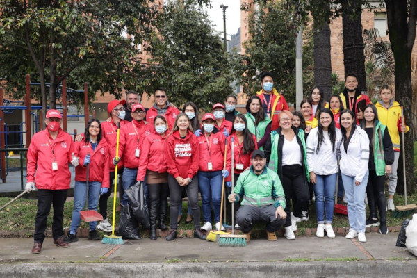 La directora de la UAESP, Luz Amanda Camacho, en compañía del equipo que participó en la  Limpiatón, en el marco del cumpleaños 484 de Bogotá.