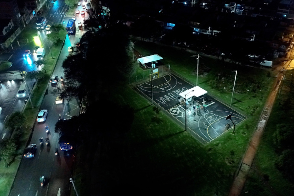 Vista del Parque El Triángulo ubicado en barrio El Sol, Calle Segunda con Carrera 50. En este escenario deportivo se instalaron 4 nuevas luminarias con portes y se modernizaron las existentes que pasaron de sodio a tecnología led.