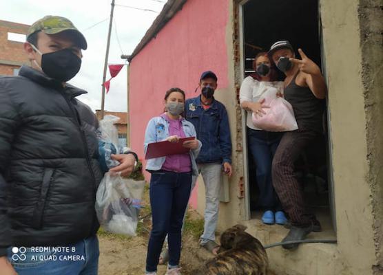 UAESP entrega mercados y tapabocas a 600 familias vecinas del relleno Doña Juana