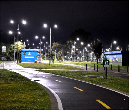 En la imagen: Una foto nocturna en la que se ve un tramo de ciclorruta iluminada con luz blanca.