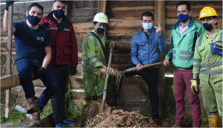En la imagen: Un grupo de personas en ropa de trabajo y con palas tratan residuos orgánicos en la Planta de Orgánicos de Usaquén.