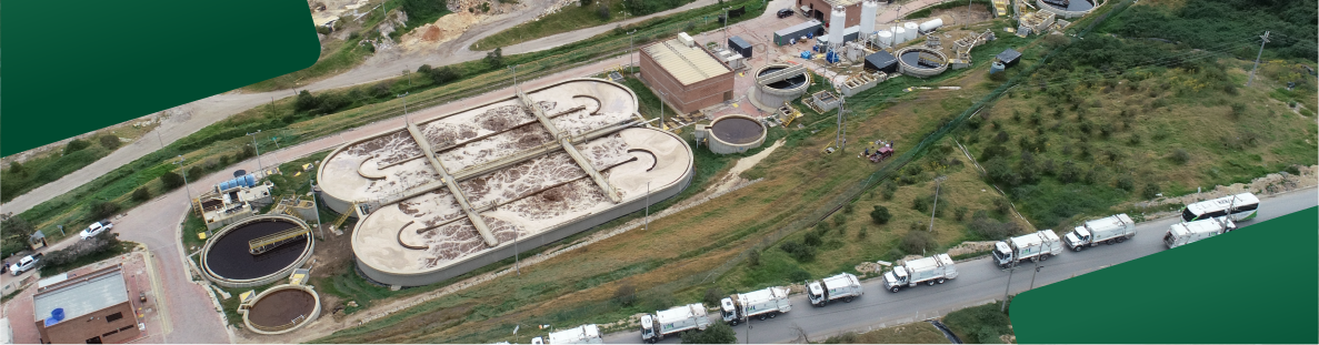 En la imagen: Toma aérea de zona manejo de lixiviados, en la parte inferior fila de camiones compactadores.