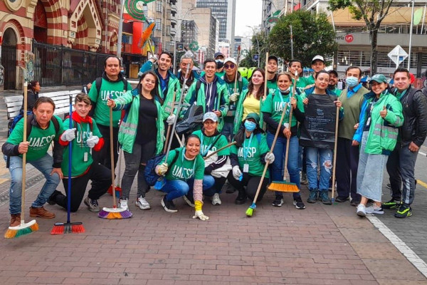 Varias colaboradores de la UAESP, con escoba en mano, participaron en la gran jornada de limpieza, recolección y sensibilización en un tramo peatonal de la Carrera Séptima en el centro de Bogotá.