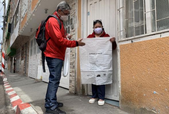 Señor entregando bolsa de reciclaje