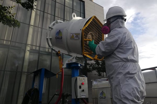 Con potente turbina sigue la desinfección del espacio público